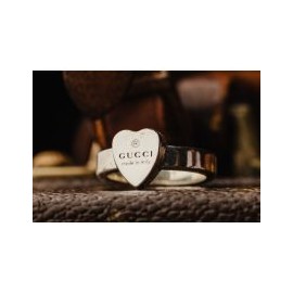 Anillo Gucci TradeMark  with Pendant Heart